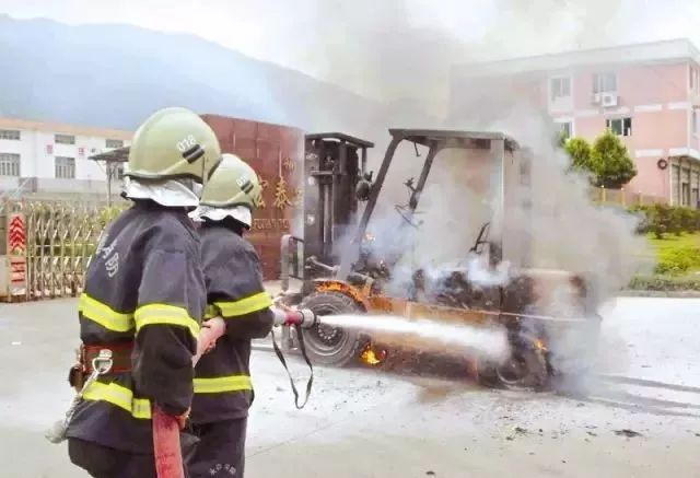 防不胜防！叉车高温作业突发自燃，驾驶员惊险逃生警钟长鸣